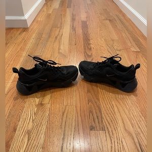 Women’s size 7.5 Nike RYZ 365 2 Triple Black